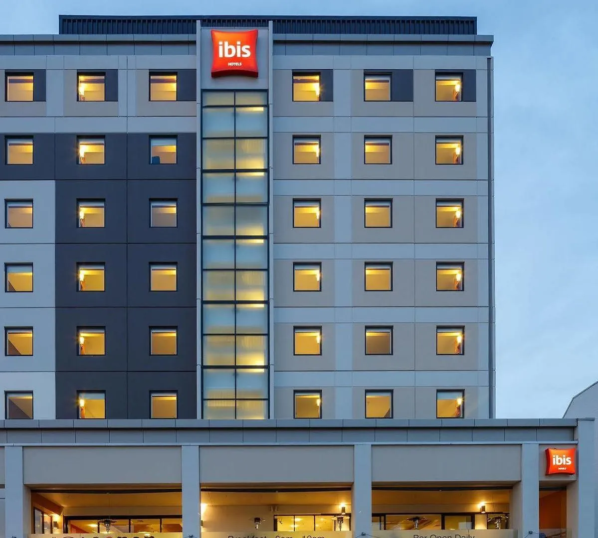 Ibis Christchurch Hotel 3*,